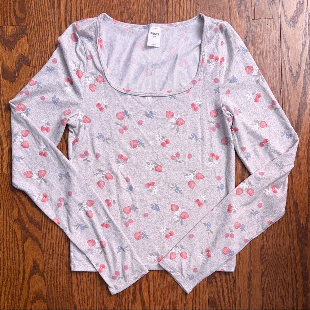 Hollister Long Sleeve Sleep Top Size Small Gret Strawberry Cherry Print NWOT